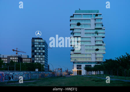 Wohnturm livelli vivente, Mercedes Benz, Vertriebszentrale Muehlenstrasse, Friedrichshain di Berlino, Deutschland, MÃ¼hlenstrasse Foto Stock