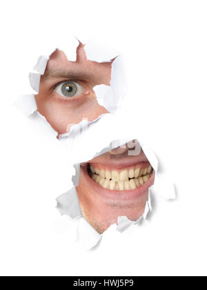 Spooky uomo cerca attraverso un foro nella carta Foto Stock