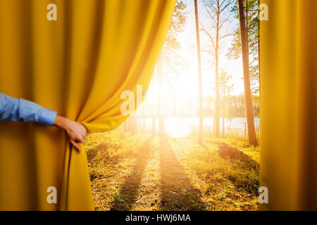 Aprire a mano tenda - concetto di cambiamento e rivelare un nuovo mondo migliore Foto Stock