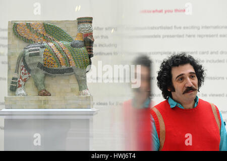 Michael Rakowitz con il suo design, il nemico invisibile non dovrebbe esistere una delle due commissioni per Trafalgar Square del quarto zoccolo alla National Gallery di Londra centrale. Foto Stock