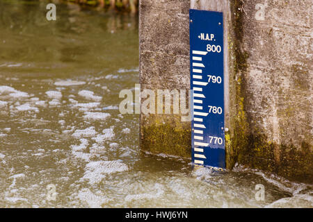 Acqua misuratore di livello su un muro di cemento in fiume Foto Stock