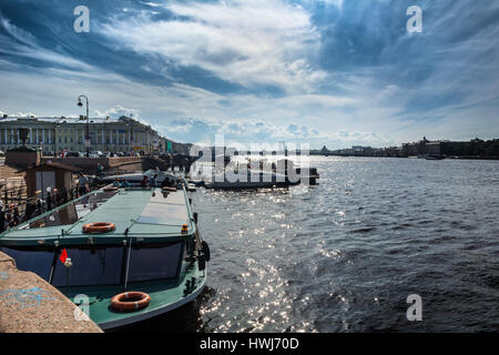 ST. PETERSBURG, Russia - Luglio 11, 2016: argine del fiume Neva e un molo di fronte a San Isaac, San Pietroburgo, Russia. Foto Stock