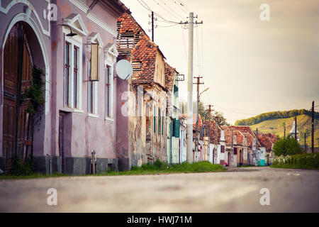 Streetview medievale di villaggio sassone in Romania .In Transilvania regione.Cross elaborati Foto Stock