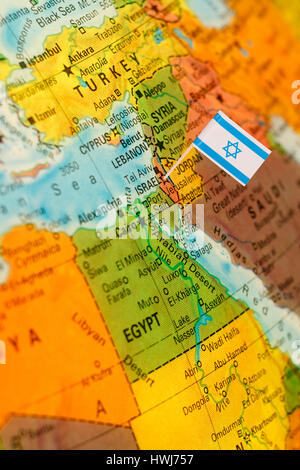 Mappa in miniatura con bandiera di Israele .il fuoco selettivo sulla bandiera Israeliana. Dettaglio Globo illuminazione retroilluminato Foto Stock