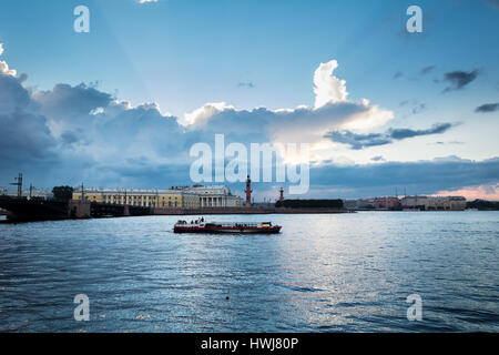 ST. PETERSBURG, Russia - 15 luglio 2016: notte bianca sul fiume Neva, imbarcazioni da diporto e colonna rostrale lontano, San Pietroburgo, Russia Foto Stock