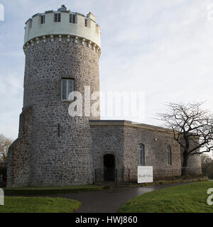 Osservatorio di Clifton, si affaccia sull'Avon Gorge, a Bristol, Inghilterra. L'edificio è stato costruito come un mulino e ora ospita una camera oscura. Foto Stock