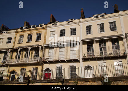 Facciate di case sul Royal York Cresent in Clifton quartiere di Bristol, Inghilterra. Case sul terrazzo georgiana hanno balconi in ferro battuto. Foto Stock