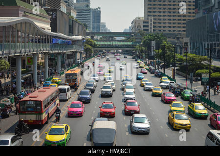 Bangkok, Tailandia - 20 Febbraio 2017: colorati auto taxi in attesa il traffico nel quartiere degli affari di Bangkok, Thailandia, vicino al Central World mall. Foto Stock