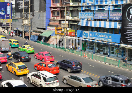 Bangkok, Tailandia - 20 Febbraio 2017: colorati auto taxi in attesa il traffico nel quartiere degli affari di Bangkok, Thailandia, vicino al Central World mall. Foto Stock