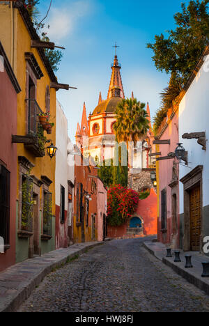 Scena pittoresca nel centro storico di San Miguel De Allende, Messico ------ San Miguel De Allende è una città e un comune situato nel lontano ea Foto Stock