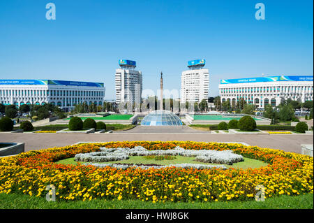 Piazza della Repubblica Park e il Monumento di indipendenza, Almaty in Kazakistan e in Asia centrale Foto Stock