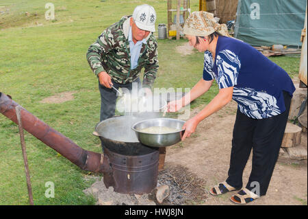 Il kazako nomadi preparare la pasta, Ile-Alatau National Park, Assy altopiano, Almaty in Kazakistan e in Asia centrale, solo uso editoriale Foto Stock