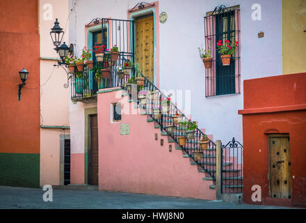 Bella scala a casa in Guanajuato, Messico ------ Guanajuato è una città e un comune in Messico centrale e la capitale dello stato della s Foto Stock