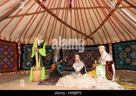 Il kazako donne la battitura e la filatura della lana, kazako villaggio etnografico Aul Gunny, Talgar città, Almaty in Kazakistan e in Asia Centrale, Asia, per il solo uso editoriale Foto Stock