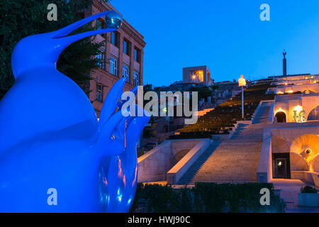 Cascata di Yerevan, Blu Kiwi scultura di Pietro Woytuk, Armenia, Medio Oriente, Asia Foto Stock