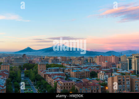 Il monte Ararat e a Yerevan visto dalla cascata di sunrise, Yerevan, Armenia, Medio Oriente e Asia Foto Stock