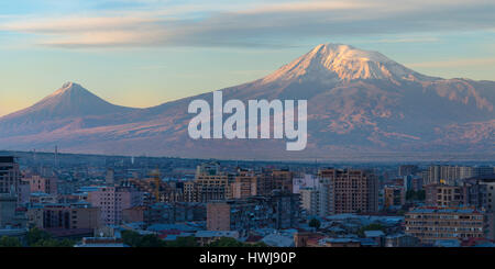 Il monte Ararat e a Yerevan visto dalla cascata di sunrise, Yerevan, Armenia, Medio Oriente e Asia Foto Stock