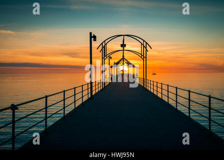 Adelaide, Australia - 2 Ottobre 2015: la gente camminare lungo il molo di Brighton al tramonto Foto Stock