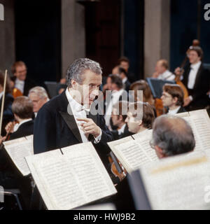 Britischer Dirigent Sir Colin Rex Davis und das Symphonieorchester des Bayerischen Rundfunks, Deutschland 1980er Jahre. Direttore britannico Sir Colin Rex Davis lavora con l'orchestra sinfonica del Bayerischer Rundfunk, Germania degli anni ottanta. Foto Stock