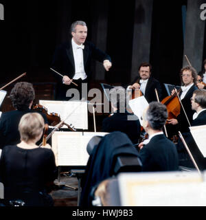 Britischer Dirigent Sir Colin Rex Davis und das Symphonieorchester des Bayerischen Rundfunks, Deutschland 1980er Jahre. Direttore britannico Sir Colin Rex Davis lavora con l'orchestra sinfonica del Bayerischer Rundfunk, Germania degli anni ottanta. Foto Stock