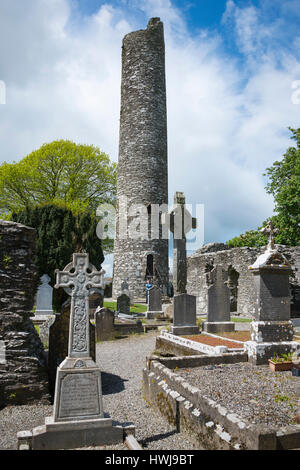 Attraversa e torre rotonda e le rovine di Monasterboice, nella contea di Lough, Irlanda, Mainistir Bhuithe Foto Stock
