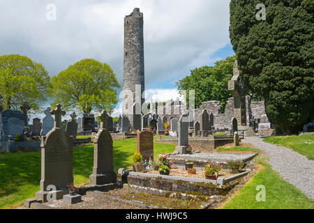 Attraversa e torre rotonda e le rovine di Monasterboice, nella contea di Lough, Irlanda, Mainistir Bhuithe Foto Stock