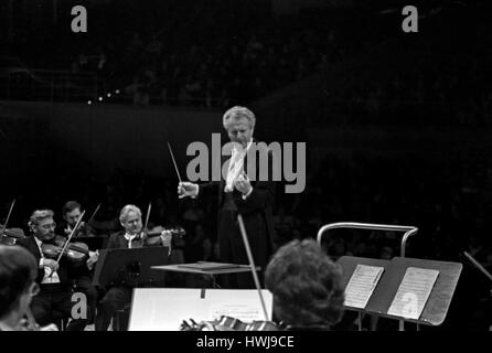 Britischer Dirigent Sir Colin Rex Davis und das Symphonieorchester des Bayerischen Rundfunks, Deutschland 1980er Jahre. Direttore britannico Sir Colin Rex Davis lavora con l'orchestra sinfonica del Bayerischer Rundfunk, Germania degli anni ottanta. Foto Stock