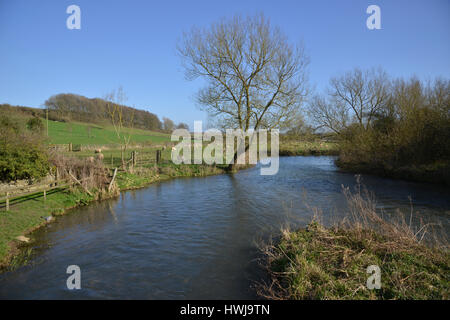 Fiume Windrush fluente attraverso il villaggio Costwold di Swinbrook vicino a Burford, Oxfordshire Foto Stock