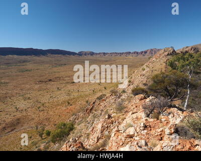 Foro di acqua lungo il bordo a piedi a secco Ormiston Pound, Territorio del Nord, l'Australia, Luglio 2015 Foto Stock