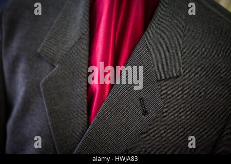 Immagine ravvicinata di vestito manichino in un negozio di sartoria. Foto Stock