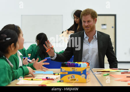 Il principe Harry incontra gli studenti del Sì è possibile lo sviluppo personale progetto che lavora per aiutare sotto-esecuzione anno 8 alunni di raggiungere il loro pieno potenziale, durante una visita a Hamilton Community College di Leicester. Foto Stock