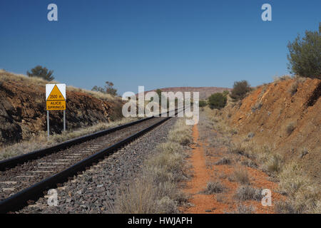 Il treno Ghan binario ferroviario da Darwin ad Alice Springs, nei pressi di Alice Springs, Australia Luglio 2015 Foto Stock