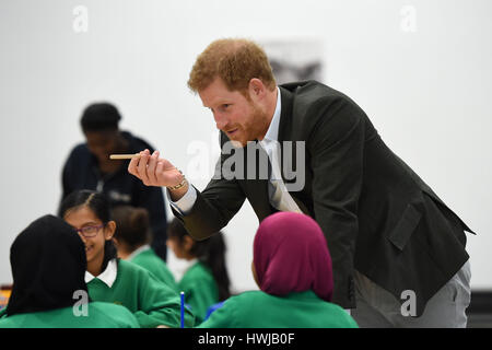 Il principe Harry incontra gli studenti del Sì è possibile lo sviluppo personale progetto che lavora per aiutare sotto-esecuzione anno 8 alunni di raggiungere il loro pieno potenziale, durante una visita a Hamilton Community College di Leicester. Foto Stock