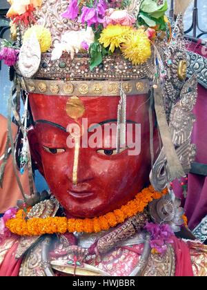 In prossimità della faccia rossa del gigantesco Dipankar effige adornata con i gioielli e le offerte floreali in Pancha Dan festival,di 5 Regali estivi, Bhaktapur, Nepal Foto Stock