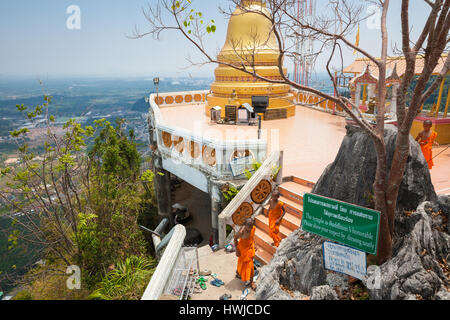 Krabi, Tailandia - 10 Aprile 2016: il principiante di monaci sono osservando la Collina della Tigre Grotta tempio di montagna su Aprile 10, 2016 in Krabi, Thailandia. Foto Stock