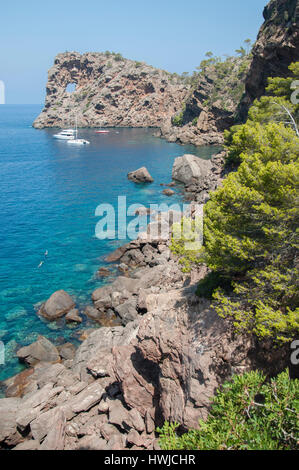 Na foradada formazione di roccia, figlio Marroig, Serra de Tramuntana, isole Baleari, Palma di Mallorca, Mare mediterraneo, Spagna Foto Stock