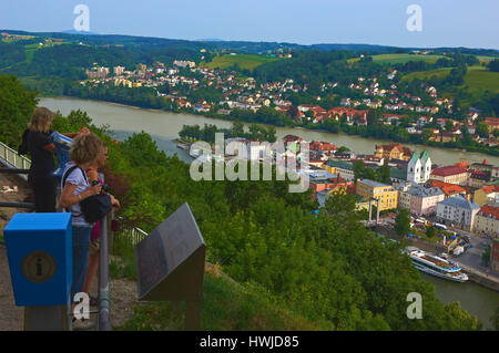 Passau, vista dalla rocca al di sopra della città storica tra la Inn e fiumi Danubio, Bassa Baviera, Baviera, Germania, Europa Foto Stock