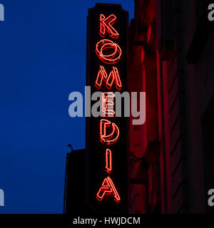 Insegna al neon per l'Komedia a Bath, Inghilterra. Il luogo fasi commedia di concerti e stand up mostra. Foto Stock
