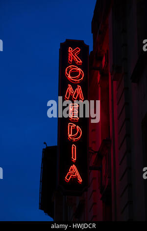 Insegna al neon per l'Komedia a Bath, Inghilterra. Il luogo fasi commedia di concerti e stand up mostra. Foto Stock