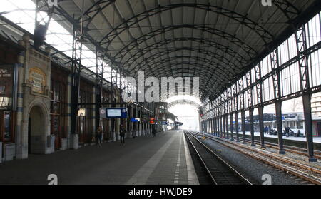 Haarlem stazione ferroviaria, Haarlem, Paesi Bassi. Uno dei più antichi olandese le stazioni del treno (1839) situato sulla Amsterdam - Rotterdam linea ferroviaria. Foto Stock