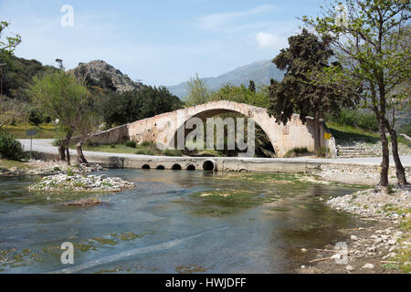 Ponte sul torrente Megalopotamos o Kourtaliotis, Creta, Grecia Foto Stock