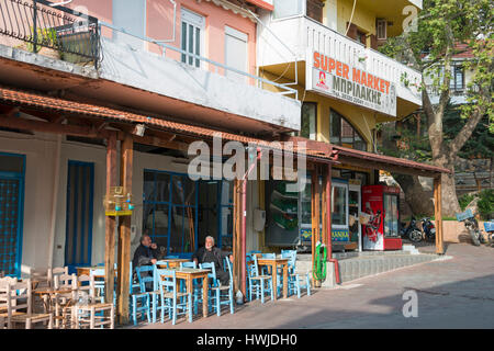 Pub e super mercato, Spili, comune Agios Vasilios, Creta, Grecia Foto Stock