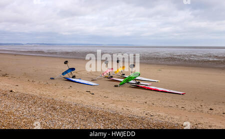 Sabbia o terra yachts stabilite sulla spiaggia Greatstone vicino a Dungeness Kent REGNO UNITO Foto Stock