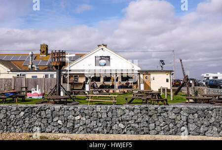 Il ben noto pilota pub e ristorante che serve il tradizionale pesce e patatine a Romney Marsh Greatstone Dungeness Kent REGNO UNITO Foto Stock