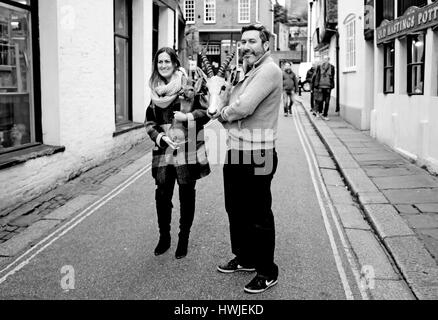 Giovane con alcuni insoliti acquisti presso i negozi di antiquariato in Hastings Old Town East Sussex Regno Unito Foto Stock