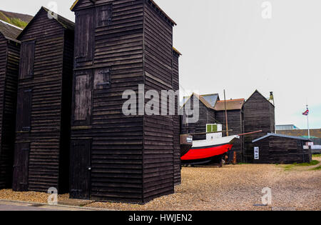 Le famose capanne di pesca a Hastings Old Town East Sussex Regno Unito la rete di negozi sono neri alti capannoni in legno Foto Stock