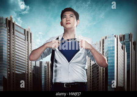 Asian business man che mostra un supereroe tuta sotto il suo seme Foto Stock