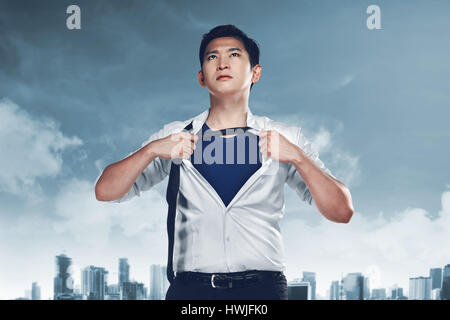 Asian business man che mostra un supereroe tuta sotto il suo seme Foto Stock