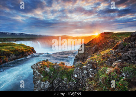 Cascate Godafoss al tramonto. Paesaggio fantastico. Bella cumulus nubi. L'Islanda, Europa Foto Stock