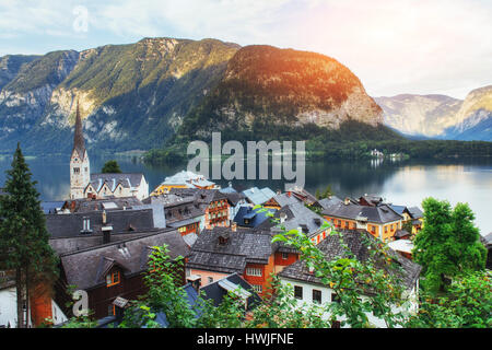 Scenic vista panoramica del famoso villaggio di montagna nelle Alpi austriache. Hallstatt Austria Foto Stock